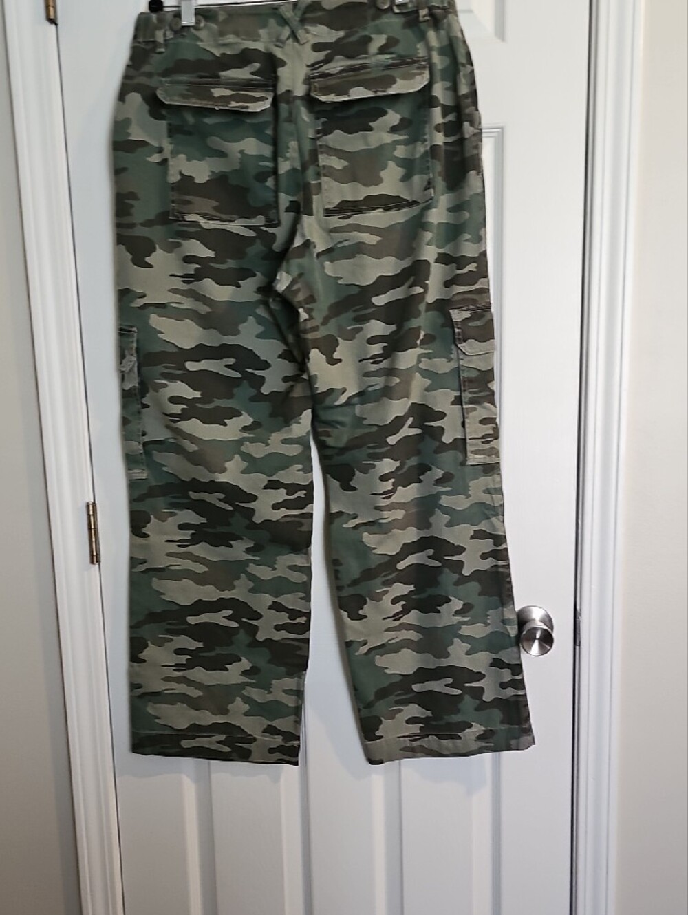Women's Camouflage Cargo Pants - Green Camo - Picture 8 of 13